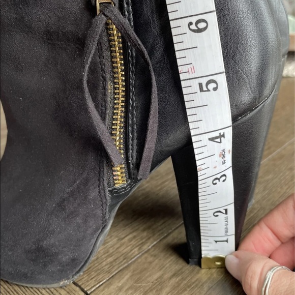 Black heeled booties. Size 9 - Picture 4 of 4